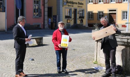 Hans Hartung und Thomas Rietschel bei der Übergabe der Unterschriftenlisten an Bürgermeister Klaus Kornberger