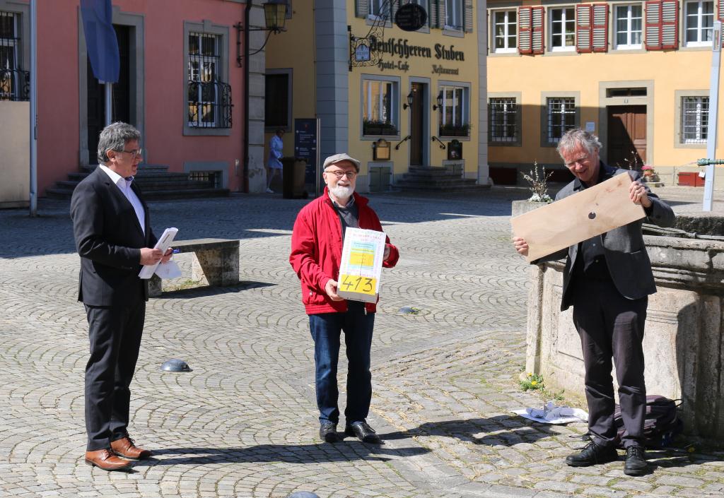 Hans Hartung und Thomas Rietschel bei der Übergabe der Unterschriftenlisten an Bürgermeister Klaus Kornberger