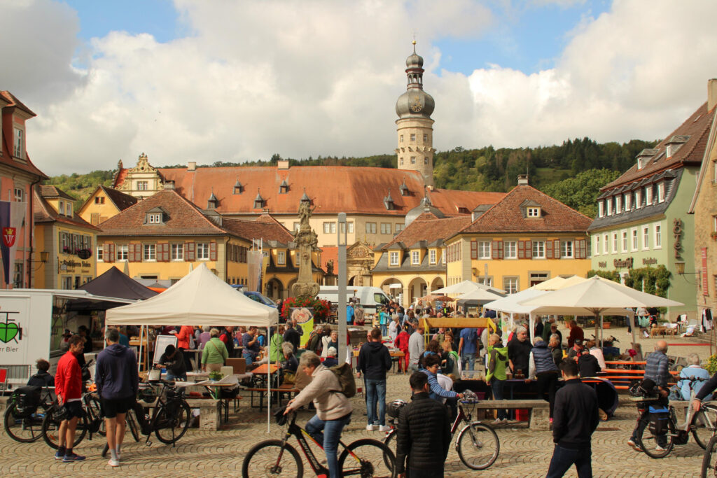 Foto des 4. Markts für Regionalität und Nachhaltigkeit auf dem Marktplatz in Weikersheim